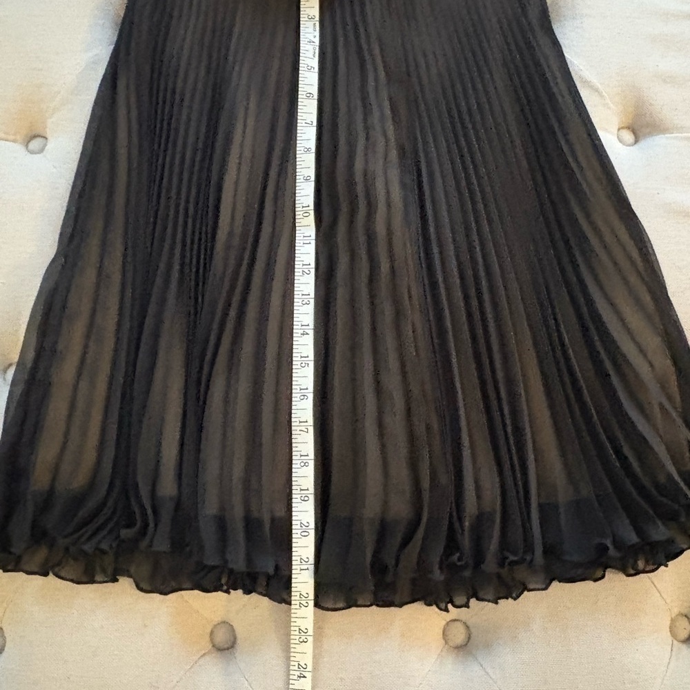 GATA. Elegant Black Pleated Skirt. SIZE. 36 - Picture 4 of 13